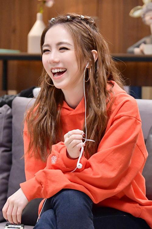 娛樂(lè)吃瓜小妹鄧紫棋,娛樂(lè)界的吃瓜小妹，揭秘娛樂(lè)圈背后的故事